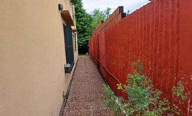 VENTA CASA TRES AMBIENTES CON TERRENO Y COCHERA