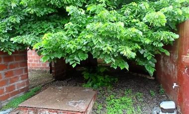 VENTA CASA TRES AMBIENTES CON TERRENO Y COCHERA