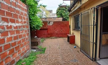 VENTA CASA TRES AMBIENTES CON TERRENO Y COCHERA