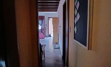 VENTA CASA TRES AMBIENTES CON TERRENO Y COCHERA