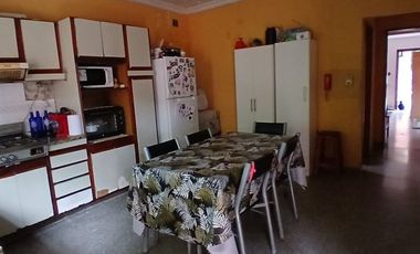 VENTA CASA TRES AMBIENTES CON TERRENO Y COCHERA