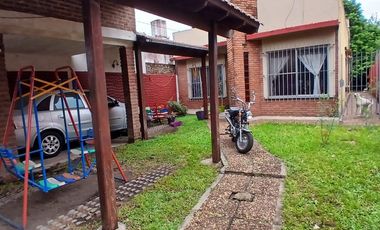 VENTA CASA TRES AMBIENTES CON TERRENO Y COCHERA