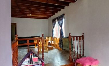 VENTA CASA TRES AMBIENTES CON TERRENO Y COCHERA