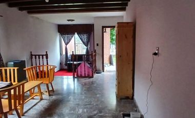 VENTA CASA TRES AMBIENTES CON TERRENO Y COCHERA