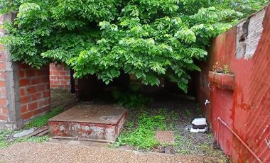 VENTA CASA TRES AMBIENTES CON TERRENO Y COCHERA