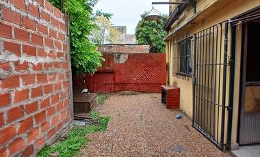 VENTA CASA TRES AMBIENTES CON TERRENO Y COCHERA
