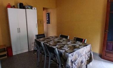 VENTA CASA TRES AMBIENTES CON TERRENO Y COCHERA