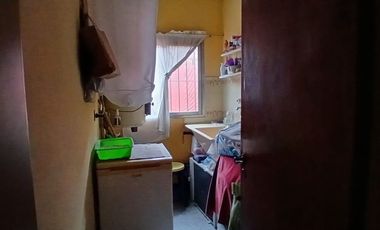 VENTA CASA TRES AMBIENTES CON TERRENO Y COCHERA