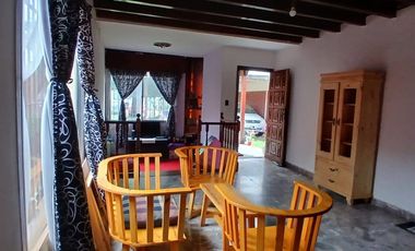 VENTA CASA TRES AMBIENTES CON TERRENO Y COCHERA