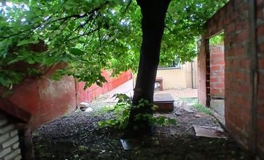 VENTA CASA TRES AMBIENTES CON TERRENO Y COCHERA