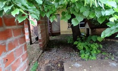 VENTA CASA TRES AMBIENTES CON TERRENO Y COCHERA
