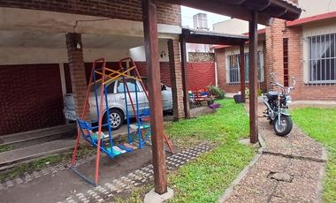 VENTA CASA TRES AMBIENTES CON TERRENO Y COCHERA