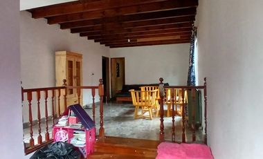 VENTA CASA TRES AMBIENTES CON TERRENO Y COCHERA