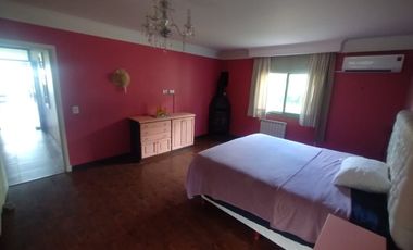 VENTA CASA CON PILETA CUBIERTA CLIM. + QUINCHO