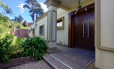 VENTA CASA CON PILETA CUBIERTA CLIM. + QUINCHO