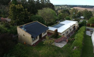 VENTA CASA CON PILETA CUBIERTA CLIM. + QUINCHO