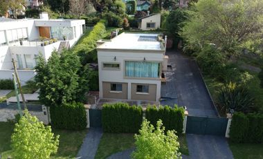 VENTA CASA CON PILETA CUBIERTA CLIM. + QUINCHO