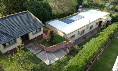 VENTA CASA CON PILETA CUBIERTA CLIM. + QUINCHO