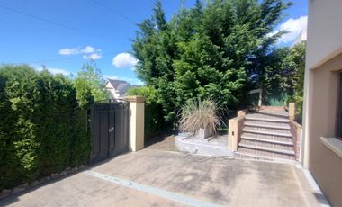 VENTA CASA CON PILETA CUBIERTA CLIM. + QUINCHO
