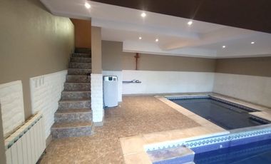 VENTA CASA CON PILETA CUBIERTA CLIM. + QUINCHO