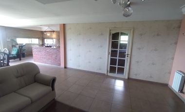 VENTA CASA CON PILETA CUBIERTA CLIM. + QUINCHO