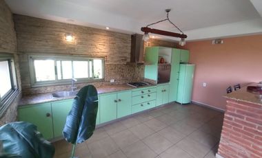 VENTA CASA CON PILETA CUBIERTA CLIM. + QUINCHO