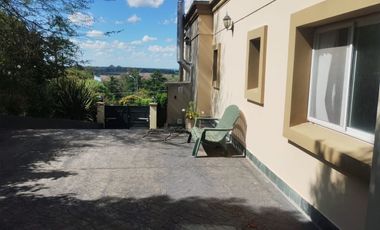 VENTA CASA CON PILETA CUBIERTA CLIM. + QUINCHO