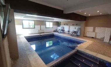 VENTA CASA CON PILETA CUBIERTA CLIM. + QUINCHO