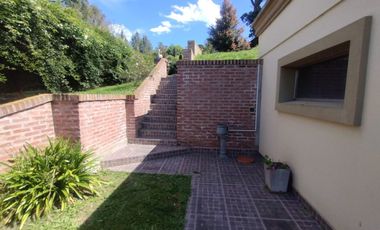 VENTA CASA CON PILETA CUBIERTA CLIM. + QUINCHO