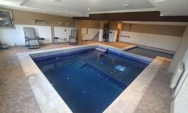 VENTA CASA CON PILETA CUBIERTA CLIM. + QUINCHO