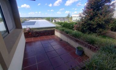 VENTA CASA CON PILETA CUBIERTA CLIM. + QUINCHO