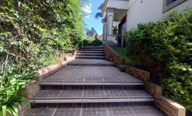 VENTA CASA CON PILETA CUBIERTA CLIM. + QUINCHO