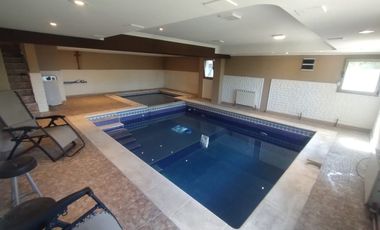 VENTA CASA CON PILETA CUBIERTA CLIM. + QUINCHO