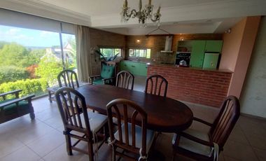 VENTA CASA CON PILETA CUBIERTA CLIM. + QUINCHO