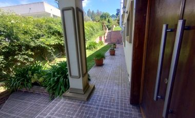 VENTA CASA CON PILETA CUBIERTA CLIM. + QUINCHO