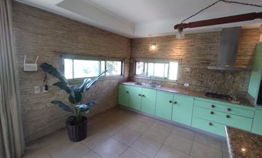 VENTA CASA CON PILETA CUBIERTA CLIM. + QUINCHO