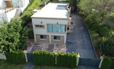 VENTA CASA CON PILETA CUBIERTA CLIM. + QUINCHO