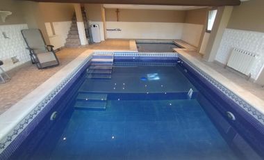 VENTA CASA CON PILETA CUBIERTA CLIM. + QUINCHO