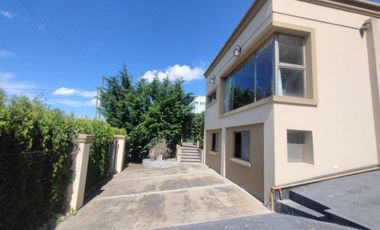 VENTA CASA CON PILETA CUBIERTA CLIM. + QUINCHO