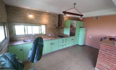 VENTA CASA CON PILETA CUBIERTA CLIM. + QUINCHO