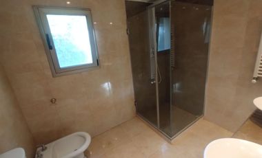 VENTA CASA CON PILETA CUBIERTA CLIM. + QUINCHO