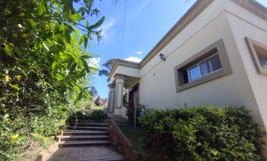 VENTA CASA CON PILETA CUBIERTA CLIM. + QUINCHO