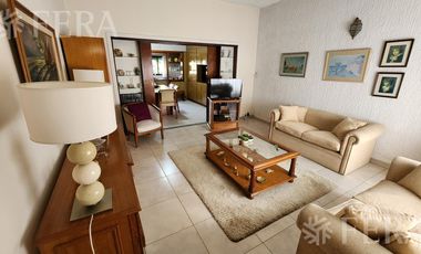 Venta casa de 4 ambientes con cochera y jardin en Ezpeleta