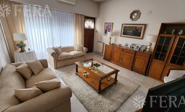 Venta casa de 4 ambientes con cochera y jardin en Ezpeleta
