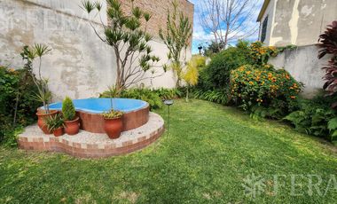 Venta casa de 4 ambientes con cochera y jardin en Ezpeleta
