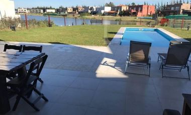Casa a la laguna en venta en barrio La Comarca, Tigre.