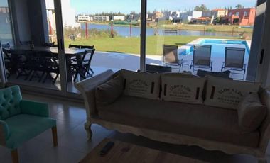 Casa a la laguna en venta en barrio La Comarca, Tigre.