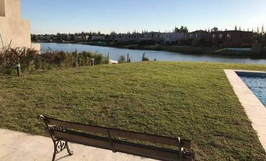 Casa a la laguna en venta en barrio La Comarca, Tigre.