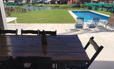 Casa a la laguna en venta en barrio La Comarca, Tigre.