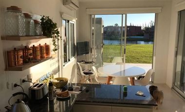 Casa a la laguna en venta en barrio La Comarca, Tigre.